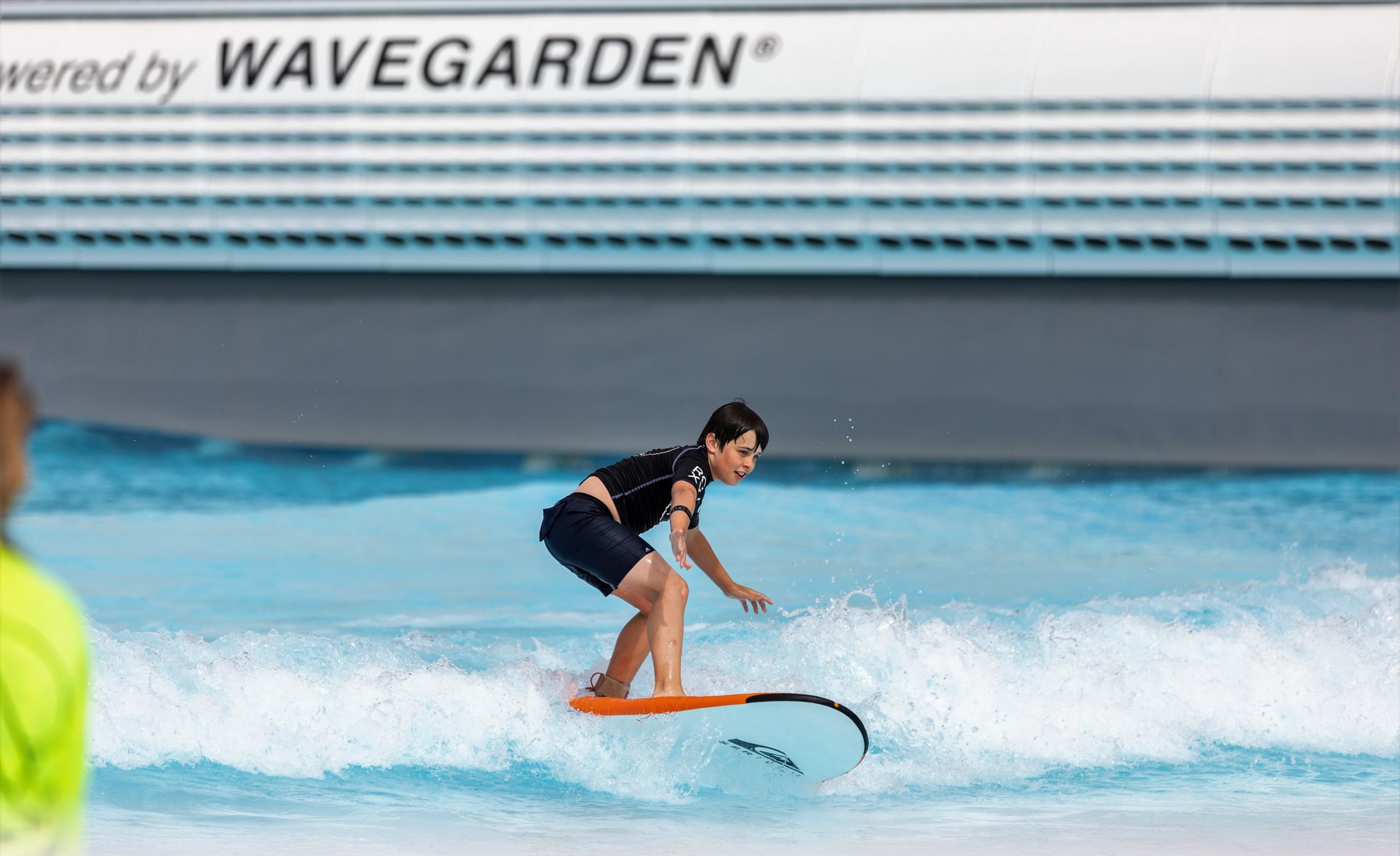 Surfing Lessons in Switzerland at the Alaïa Bay surfing pool.